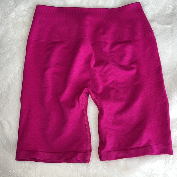 AMPLIFY SHORT 5inch inseam
Women's Seamless Scrunch Short
Color : Magenta🩷🤍 - Picture 3 of 3